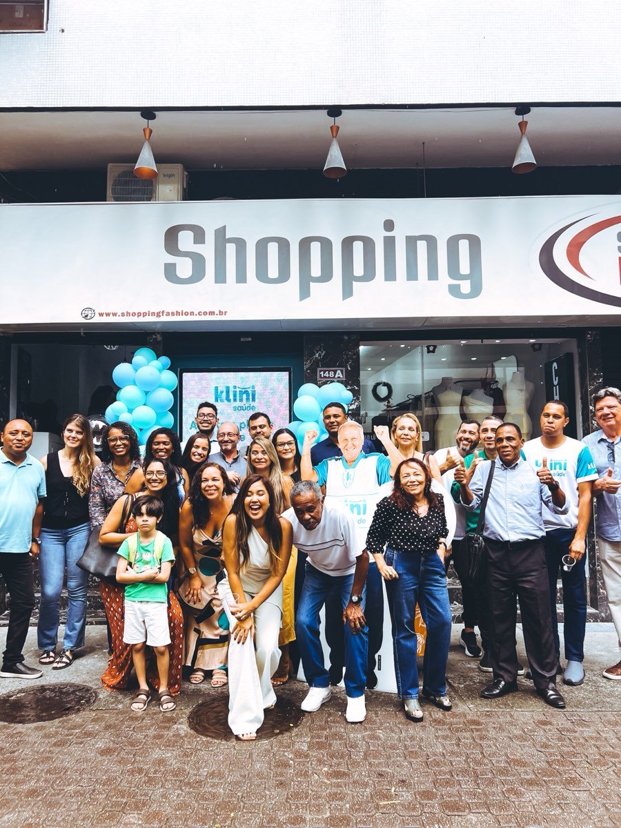 Equipe e convidados reunidos na inauguração
