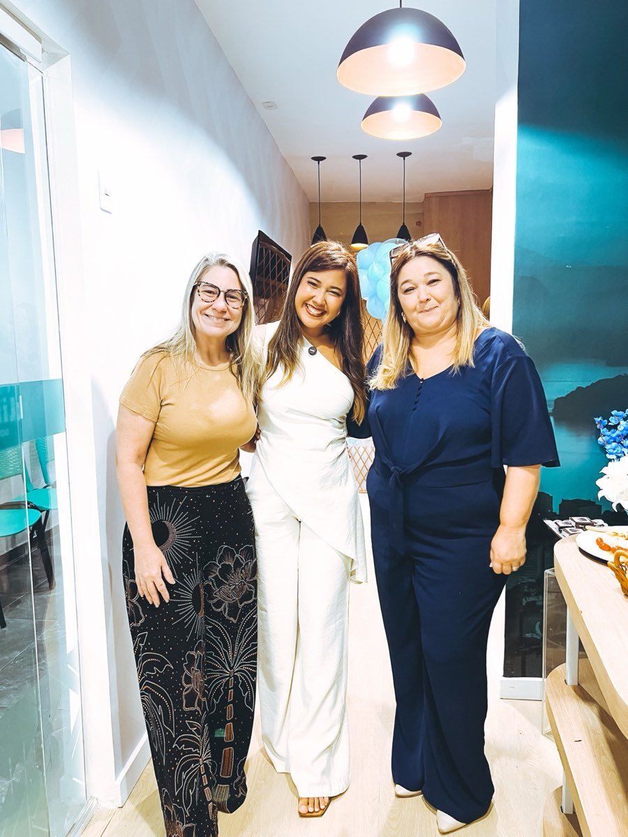 Equipe reunida no interior da unidade