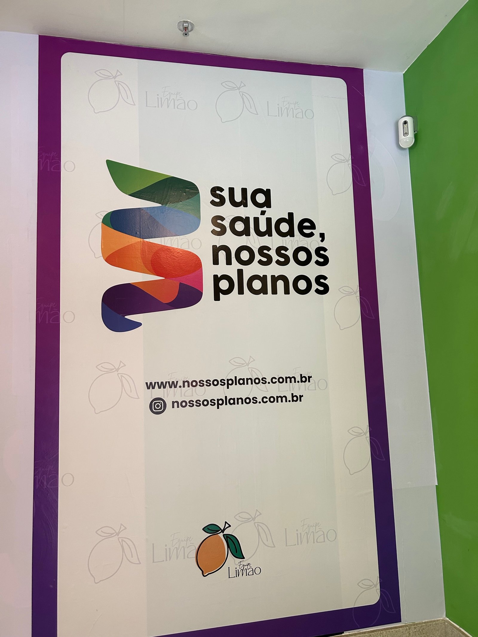 Painel interno com a identidade visual da Nossos Planos