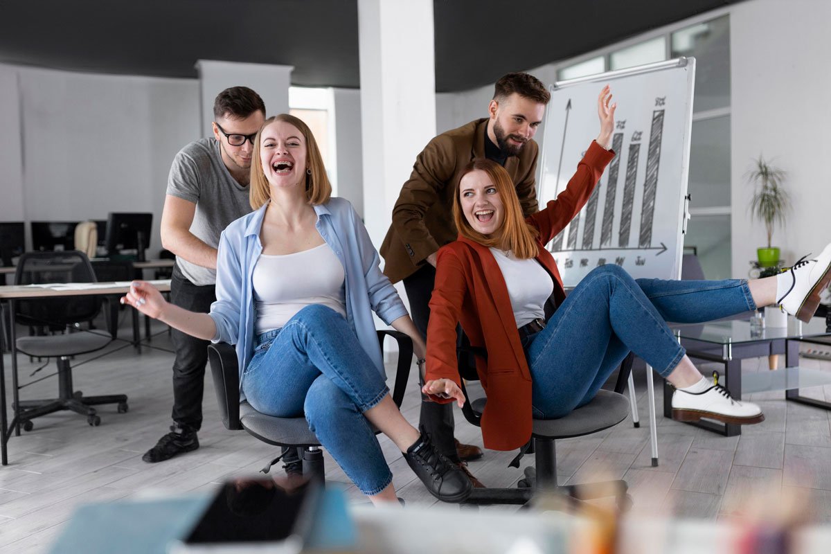 Equipe de profissionais reunida em um ambiente corporativo