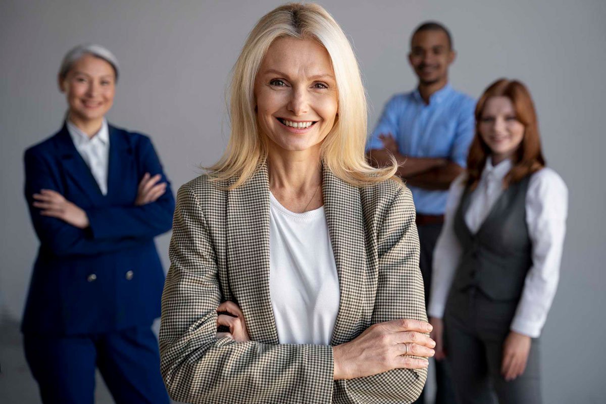 Grupo diverso de pessoas reunidas e sorrindo